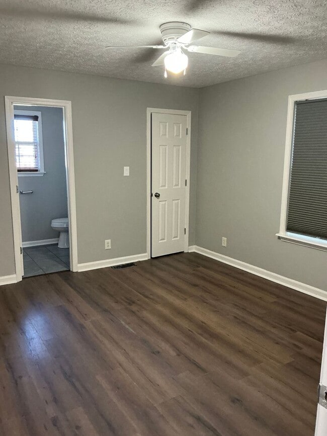 Building Photo - 714 Shetland Dr