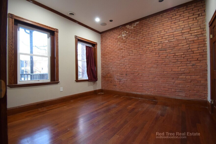 Building Photo - 9 Strathmore Rd