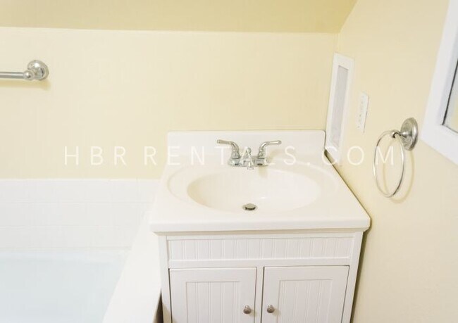 Building Photo - Charming Single-Story Home in the Heart of...