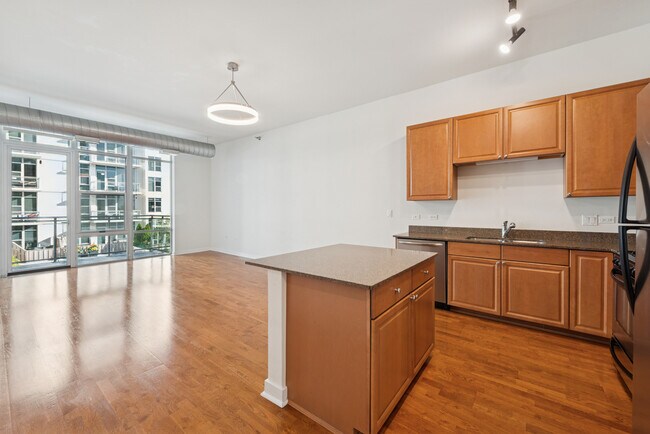 Building Photo - 901 W Madison St