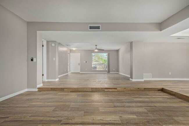 Building Photo - Central & Thunderbird 3 bdrm 2 bath Home w...