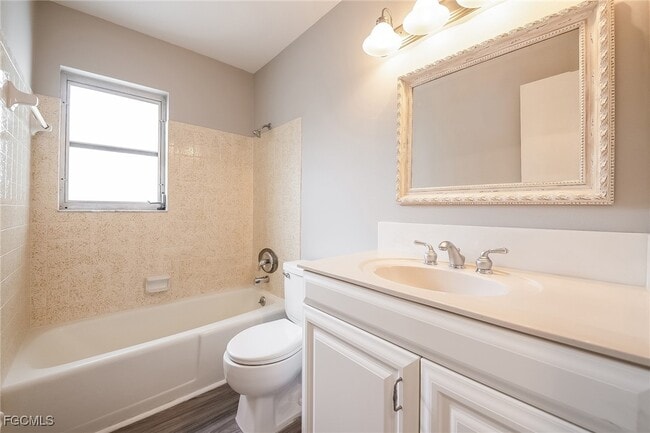 Building Photo - 744 Pineland Ave