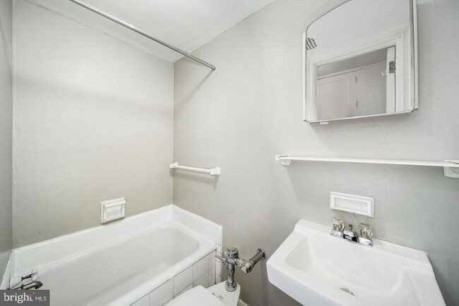 Building Photo - 2031 Locust St