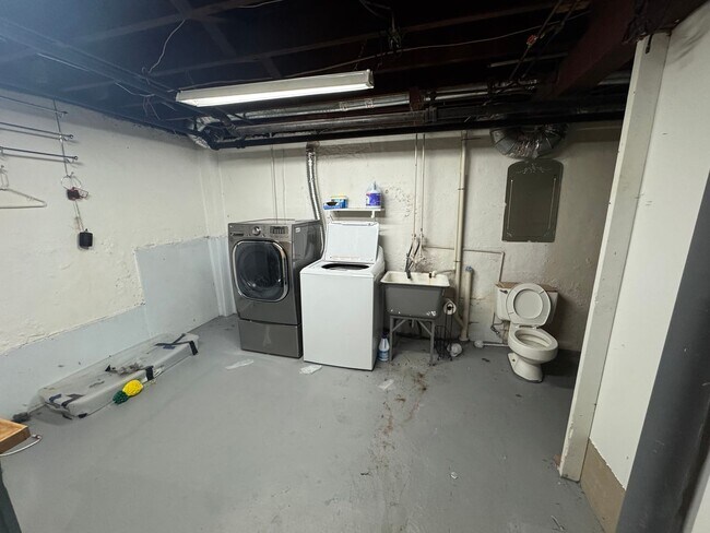 Building Photo - Spacious Private Oasis - 3 Bedroom 2 Bathr...