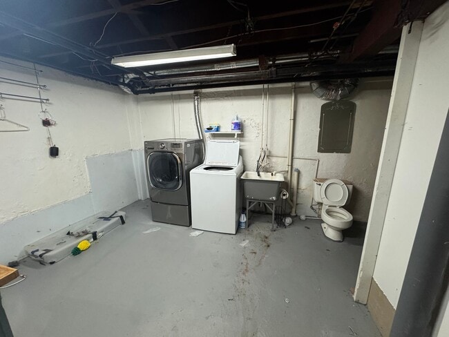 Building Photo - Spacious Private Oasis - 3 Bedroom 2 Bathroom House in Green Tree!