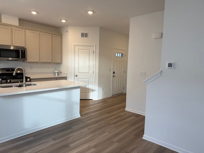 Building Photo - 302 Kingsport Dr