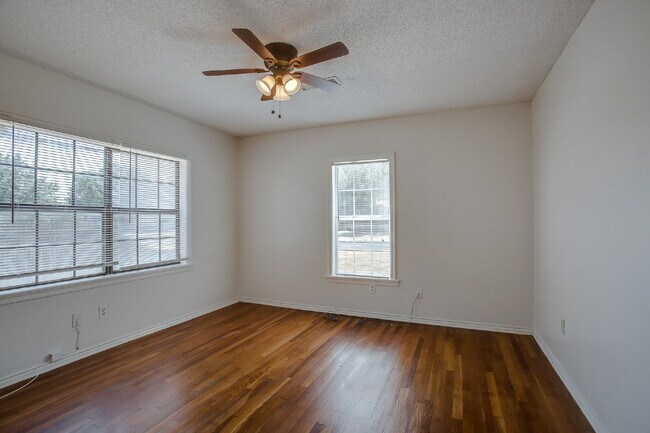 Building Photo - MOVE IN SPECIAL! 3/2 Close to Tech