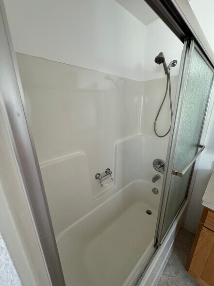 Tub Shower - 1811 17th Ave SE