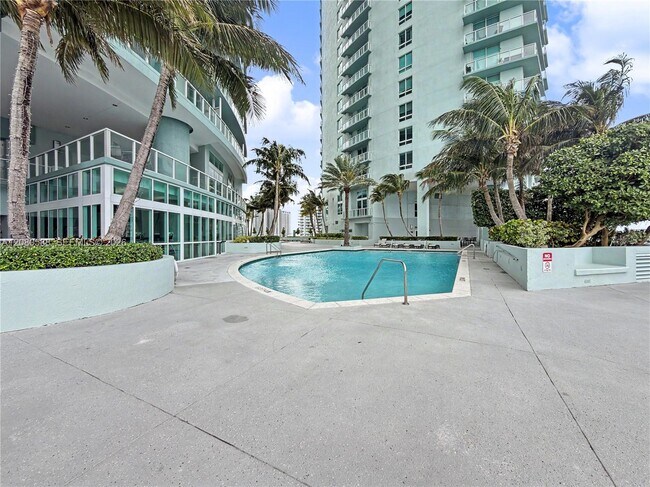 Building Photo - 1900 N Bayshore Dr