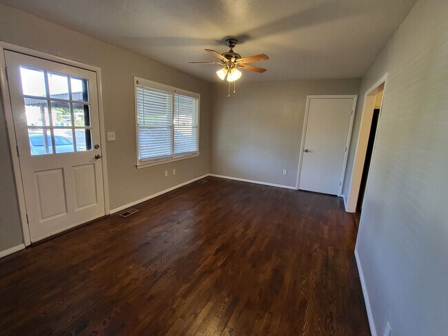 Building Photo - Beautiful 3 bedroom house with granite countertops and central heat and air