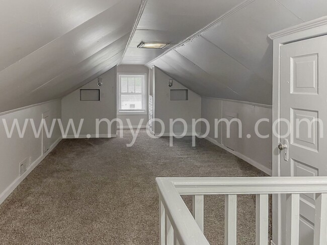 Building Photo - 2 Bedroom / 1 Bath Home Near Fontenelle Park!