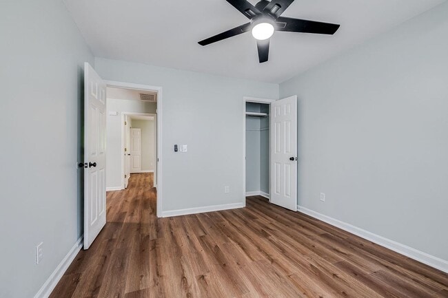 Building Photo - Completely Renovated 2BR Duplex with Granite Counters & Stainless Appliances