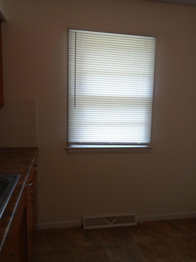 Building Photo - 609 Pennant St