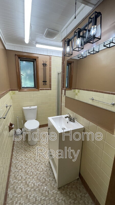 Building Photo - 507 Cherry St