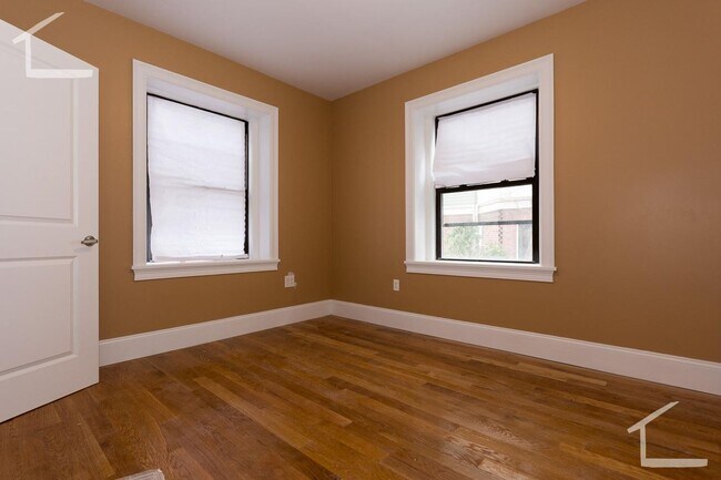 Building Photo - 9/1 Renovated two-level 5BR/2BA near Longw...