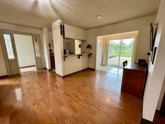 Building Photo - Spacious 3BR/2.5BA Retreat in Briarwood Estates – 3,000 Sq Ft, Updated & Full of Character!