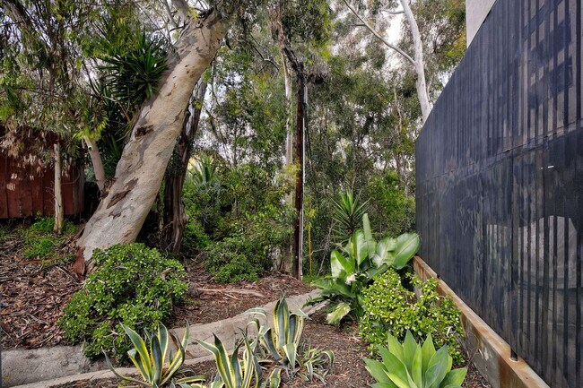 Building Photo - $3200 / Fabulous 2br / 2ba condo (Bankers ...