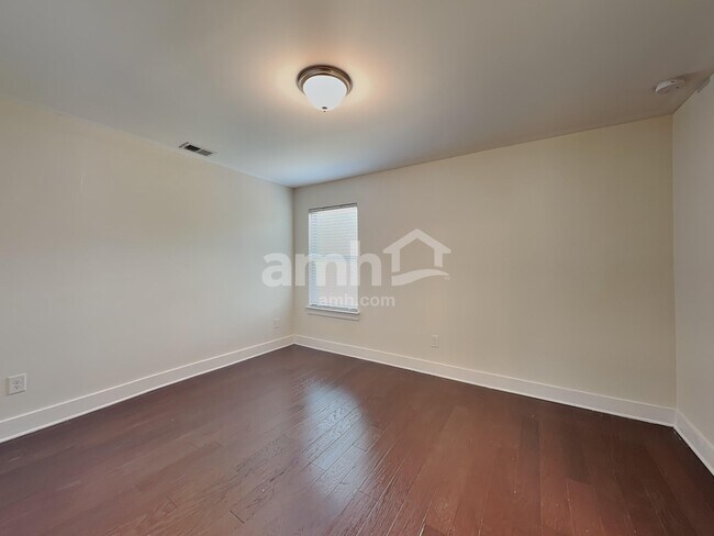 Building Photo - 1076 Adams Haven Bend