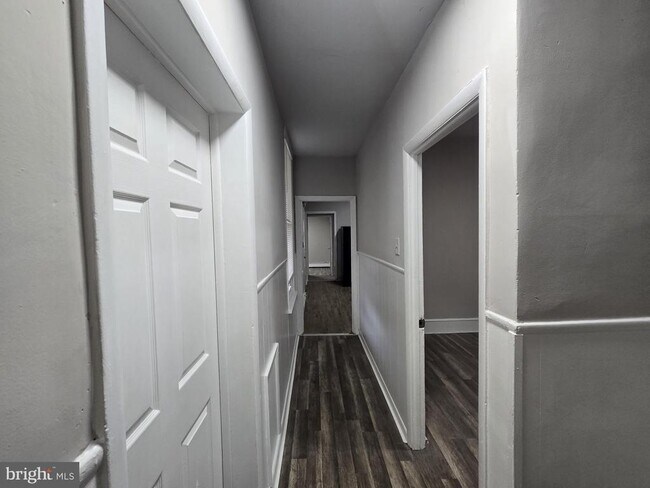 Building Photo - 5526 N Mascher St