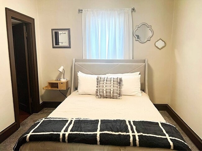 Building Photo - 817 Bell Ave