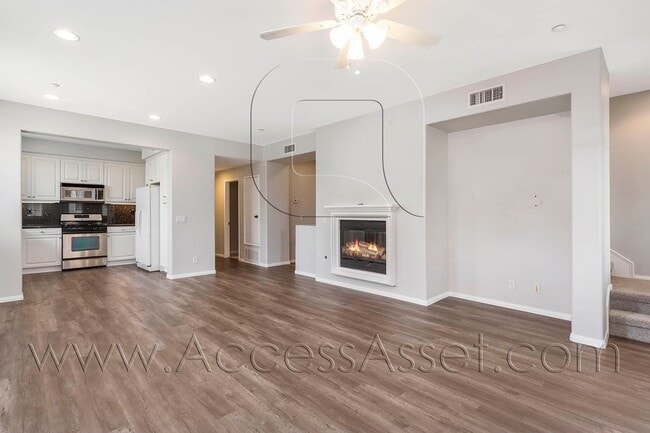 Building Photo - Beautiful 3 Bed/3.5 Bath Condo In Tustin!