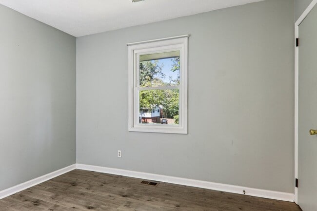 Building Photo - Move In Ready