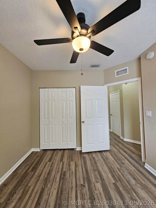 Building Photo - 1063 Golden Lakes Blvd