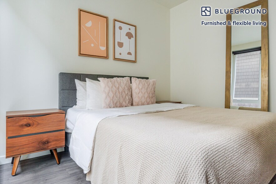 Building Photo - 10050 NE 10th St