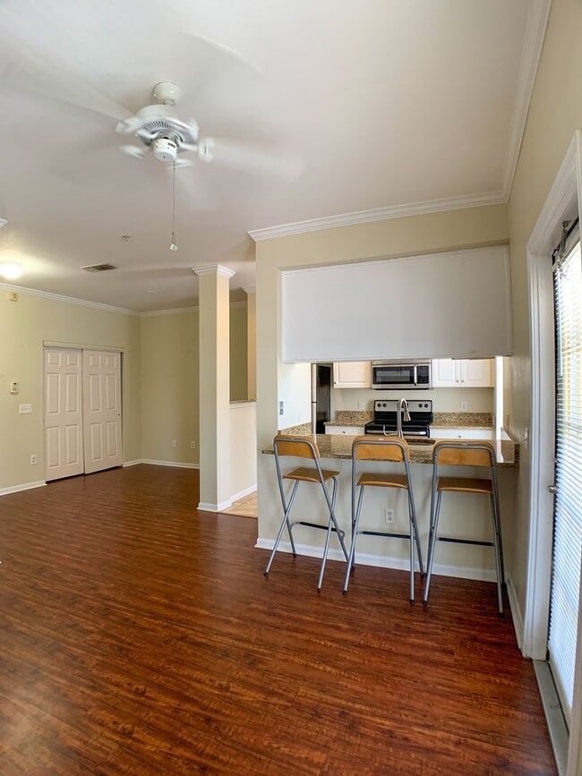 Building Photo - Studio unit in Downtown with free water an...