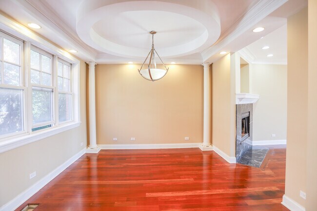 Building Photo - 4321 W Peterson Ave