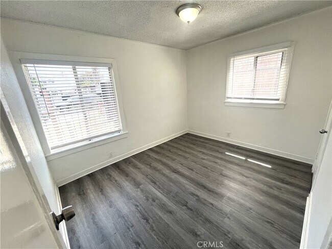 Building Photo - 1702 W 60th St