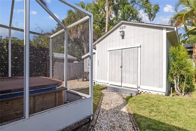 Building Photo - 227 W Fern St