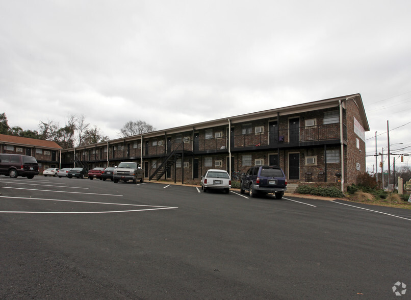 Primary Photo - Forest Lake Apartments