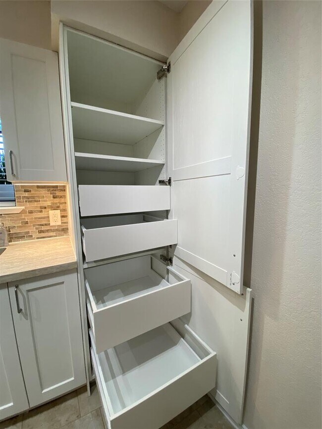 Building Photo - 1202 Thorpe Ln