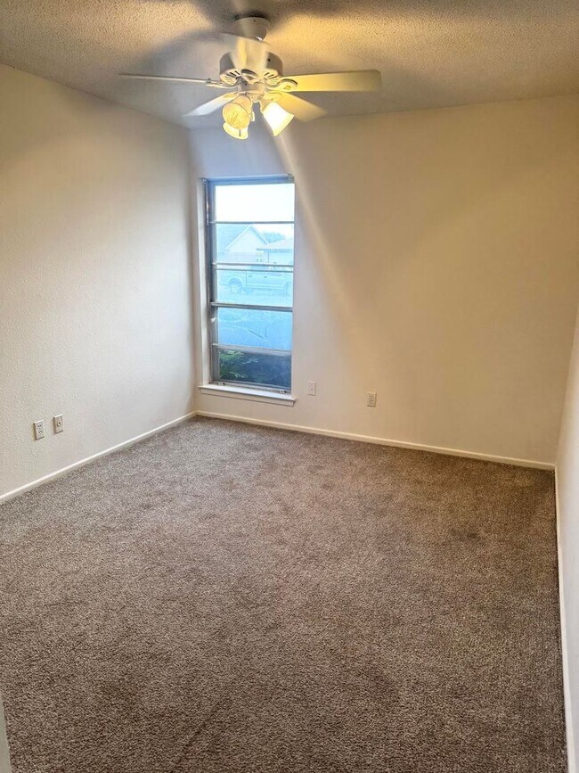 Building Photo - 3 Bedroom 2 Bathroom For Rent