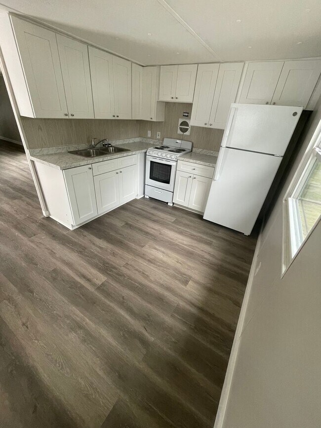 Building Photo - Welcome Home to Silver Lake