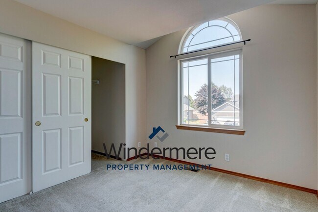 Building Photo - 4 Bedroom in Desirable Neighborhood