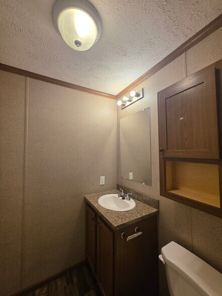 Building Photo - 429 Laurel Leah