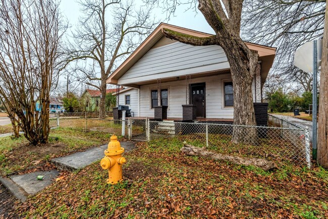 Primary Photo - PRICE REDUCED- $995 - Cute 3 Bed/2 Bath Si...
