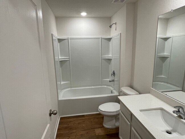 Building Photo - Like new 5/3/2 with screened in porch and much more...