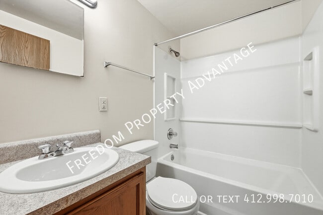 Building Photo - 2540 Park Hill Dr