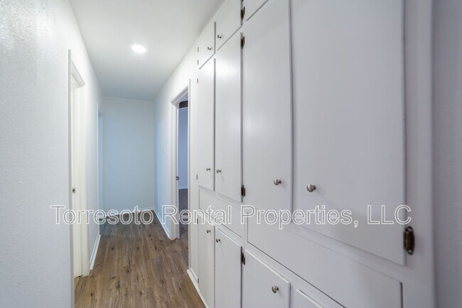 Building Photo - 309 Royal Dr