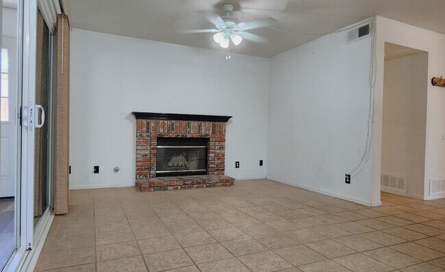 Building Photo - Great Two Story 3BD, 2.5BA Plus Bonus Room...