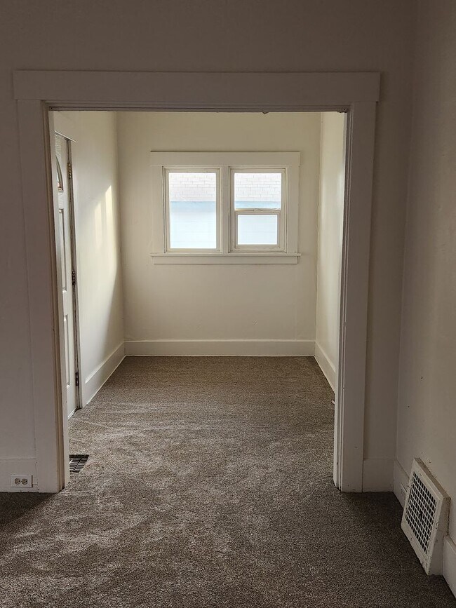 Building Photo - d1128