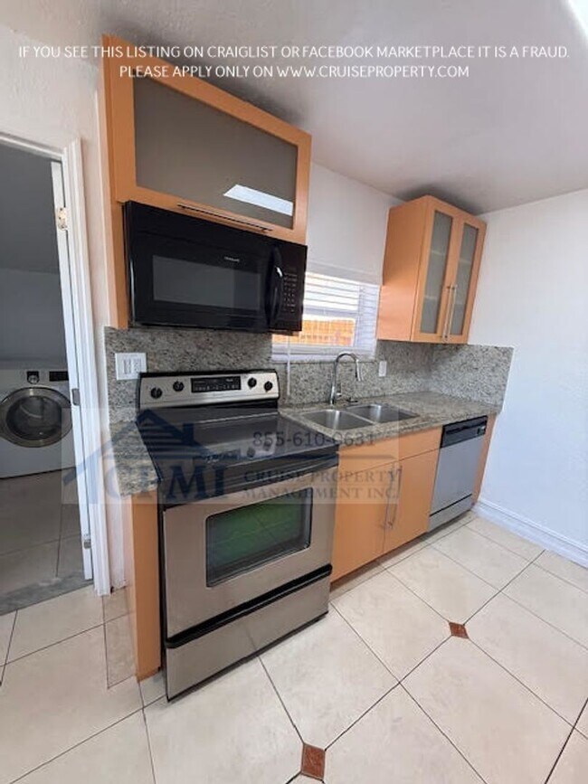 Building Photo - The perfect corner House with 3 beds 2 bat...