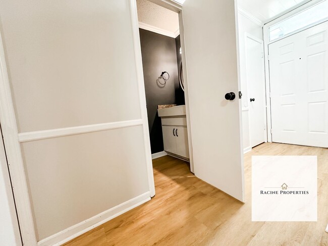 Building Photo - # Charming Townhouse in Desirable Greenvil...