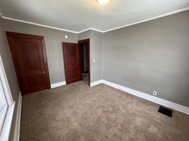 Building Photo - 4 bedroom 1 bath house in Rock Island