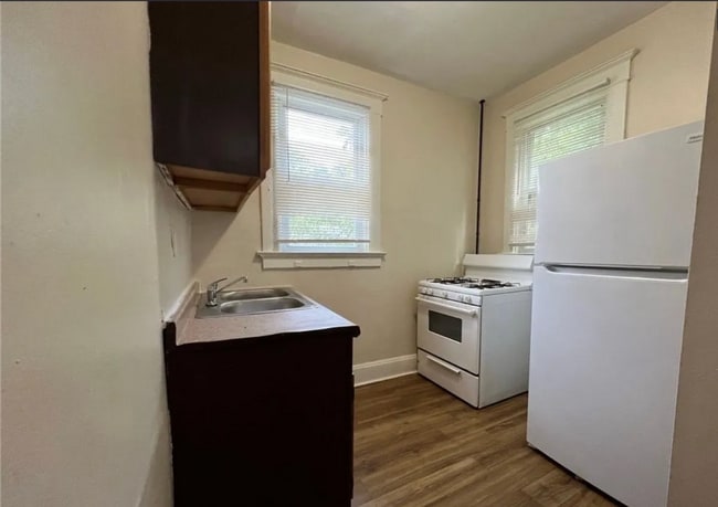 Building Photo - Updated and ready for move in!