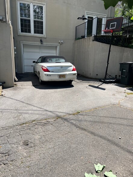 Driveway Parking - 108 St Charles Pl