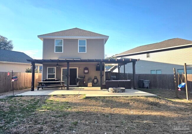 Building Photo - 826 Smiley Cir